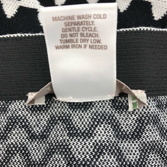 Roz & Ali Large Black White Knit Circle Skirt w/ Geometric Striped Pattern - Picture 9 of 9